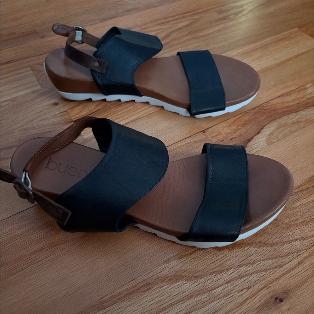 Bueno Black and Tan Women's Sandals